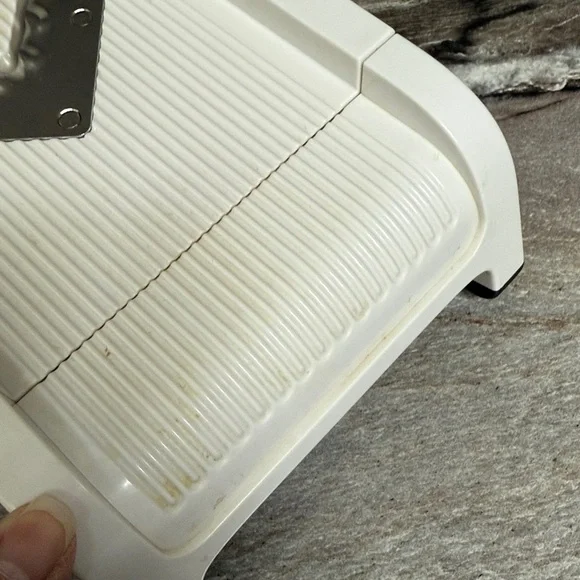 Tupperware Mandolin - Picture 3 of 4